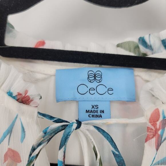 CeCe Expressive Lillies Split Neck Short Sleeve Floral Soft Ecru Top Size XS - Picture 3 of 5